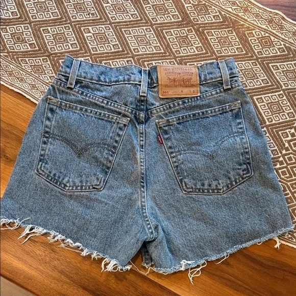 Levi’s 561 Classic High-Rise Denim Cutoff Shorts - Picture 2 of 5